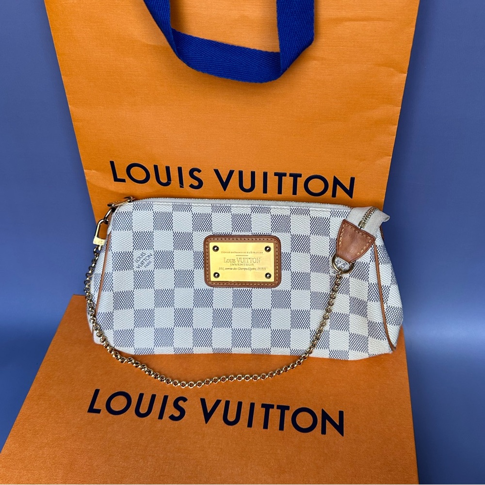 LOUIS VUITTON 
Damier Azur Eva Clutch